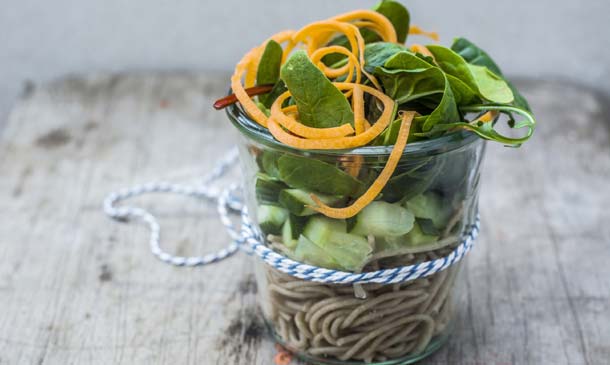 Ensalada de pasta integral con vegetales Ensalada de pasta integral con vegetales