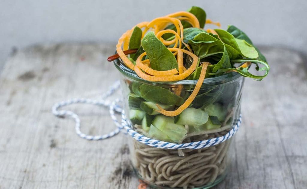 Ensalada de pasta integral con vegetales