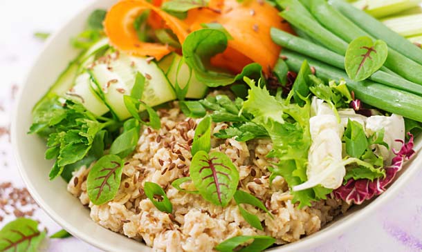 'Porridge' salado con vegetales y semillas de lino 'Porridge' salado con vegetales y semillas de lino