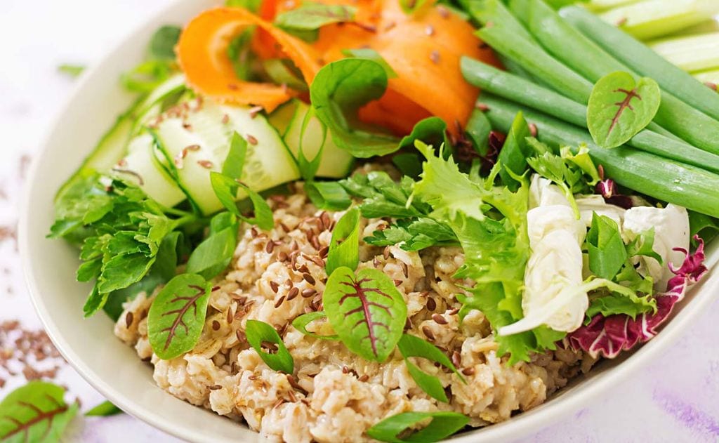 'Porridge' salado con vegetales y semillas de lino