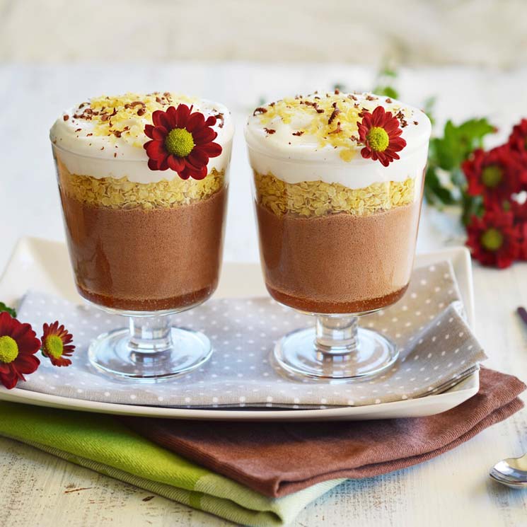 'Mousse' de chocolate con leche de coco y cereales