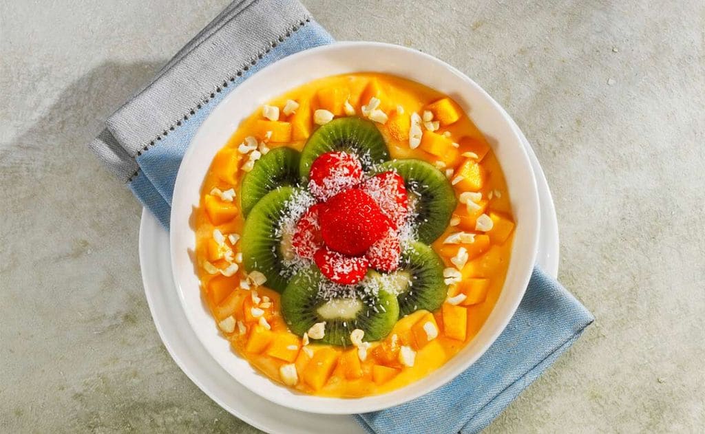 'Smoothie bowl' de mango y papaya con kiwi y almendras