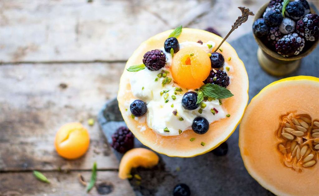 Melón relleno de yogur, moras y arándanos