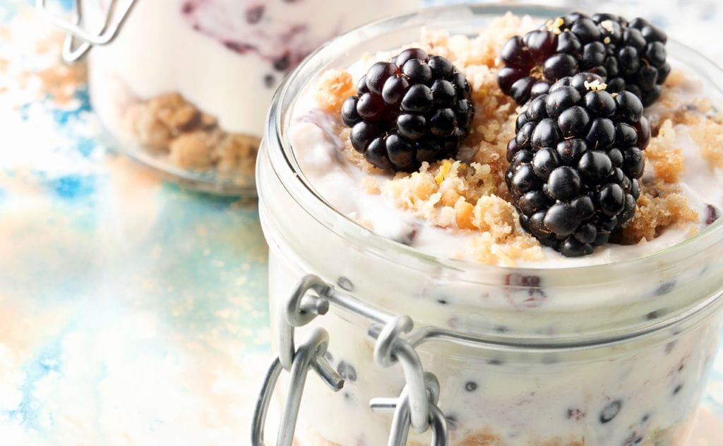 Postre de crema de mascarpone y galleta con moras