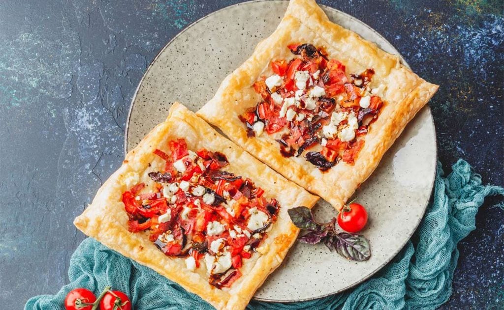 Tartitas de queso con tomate y pimiento rojo