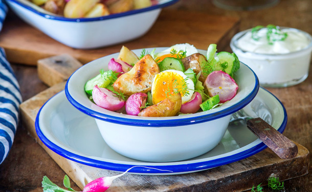 Ensalada de patatas asadas con pepino, huevo y salsa de yogur Ensalada de patatas asadas con pepino, huevo y salsa de yogur