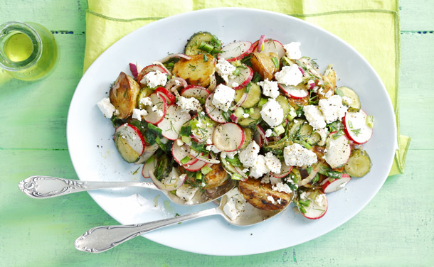 Ensalada de patatas asadas con queso de cabra y rabanitos Ensalada de patatas asadas con queso de cabra y rabanitos