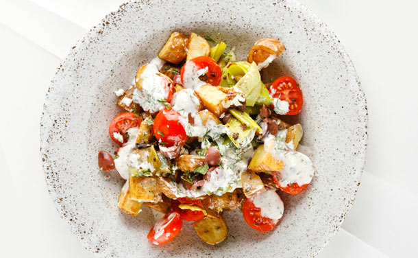 Ensalada mediterránea de patata y tomate con salsa 'tzatziki' Ensalada mediterránea de patata y tomate con salsa 'tzatziki'