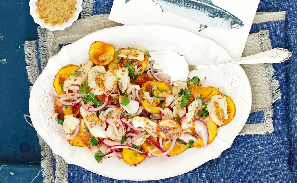 Ensalada de bacalao, patatas asadas y vinagreta de mostaza