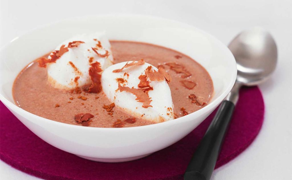 Sopa ligera de chocolate con merengue
