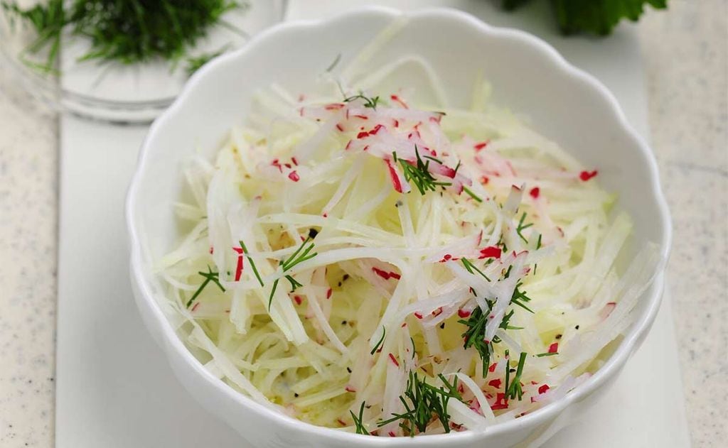 Ensalada de colinabo y rabanito al eneldo