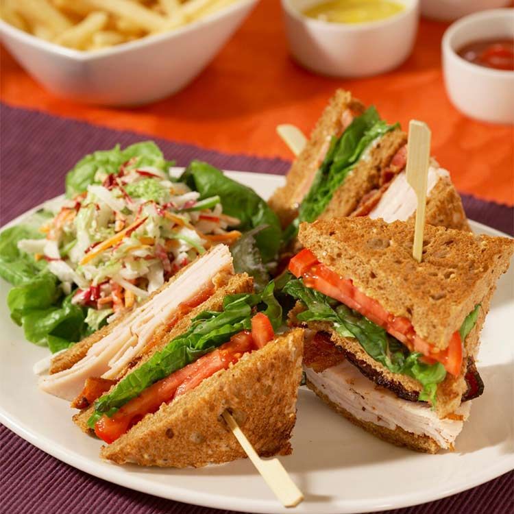 Sándwich de pavo con tomate y ensalada de col