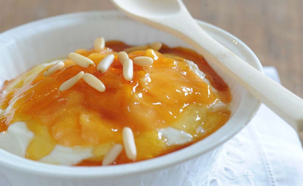Crema de queso y yogur con 'coulis' de melocotón y piñones