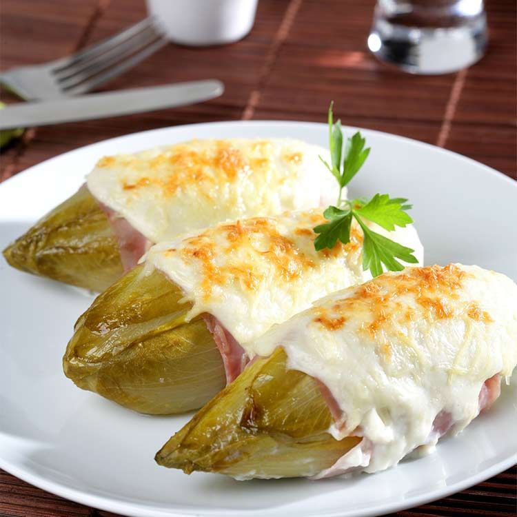 Endivias braseadas y gratinadas con salsa 'Soubise' Endivias braseadas y gratinadas con salsa 'Soubise'