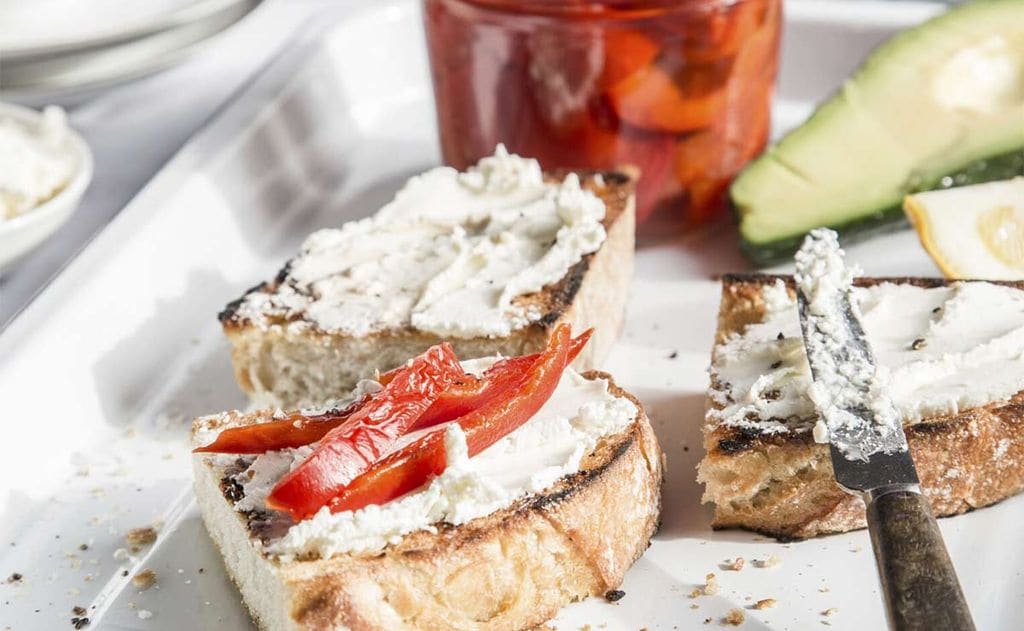 Pan tostado con queso crema y pimientos asados