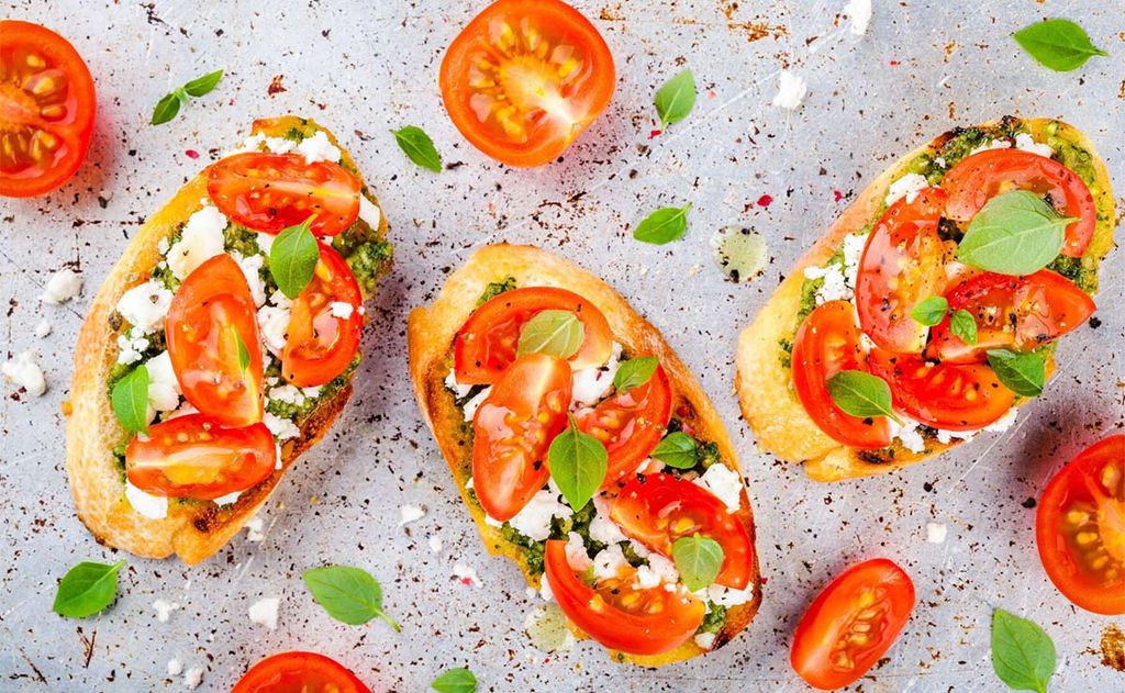 Mollete de queso de cabra, tomate y pesto