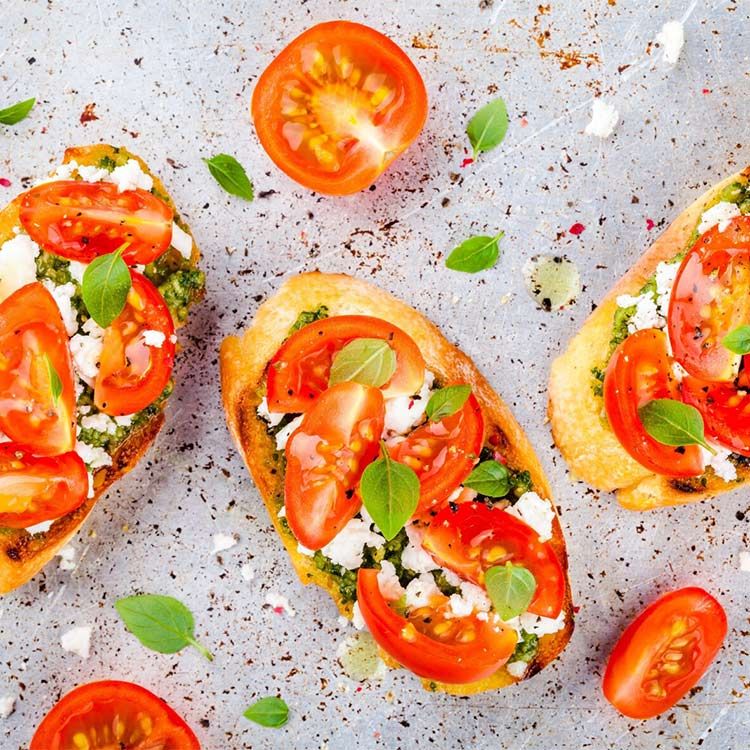 Mollete de queso de cabra, tomate y pesto