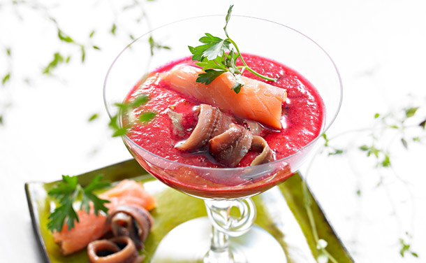 Crema de remolacha con salmón y anchoas Crema de remolacha con salmón y anchoas