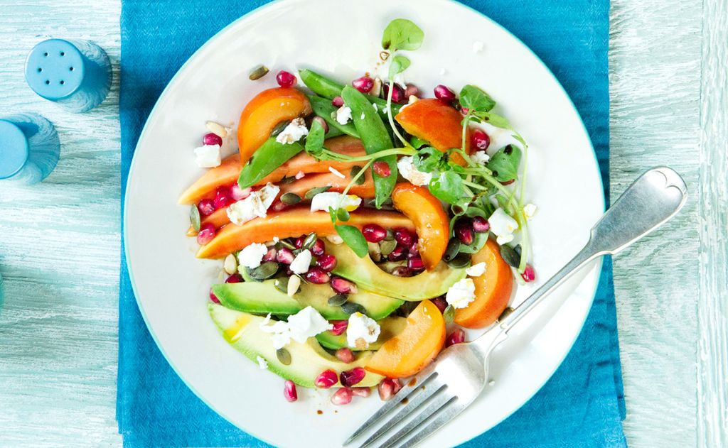 Ensalada de nectarina, papaya, aguacate y queso