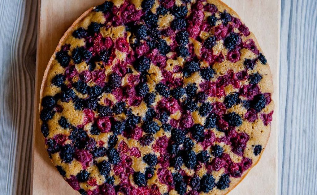 Bizcocho integral con frutos del bosque