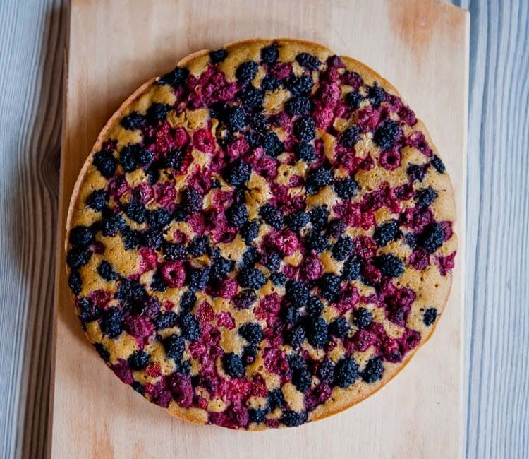 Bizcocho integral con frutos del bosque