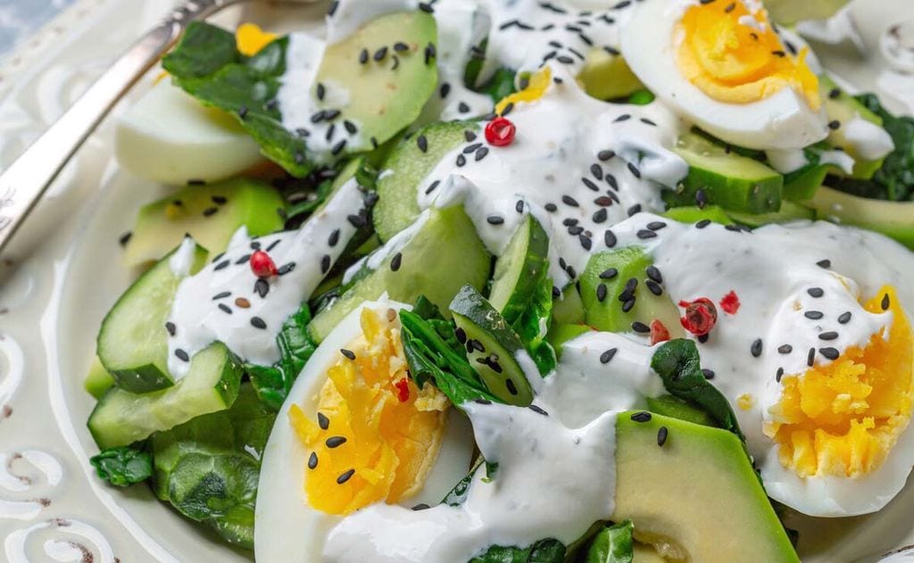 Ensalada de espinacas con aguacate, huevo y pepino
