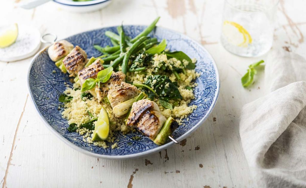 Brochetas de pavo con cuscús, judías y espinacas