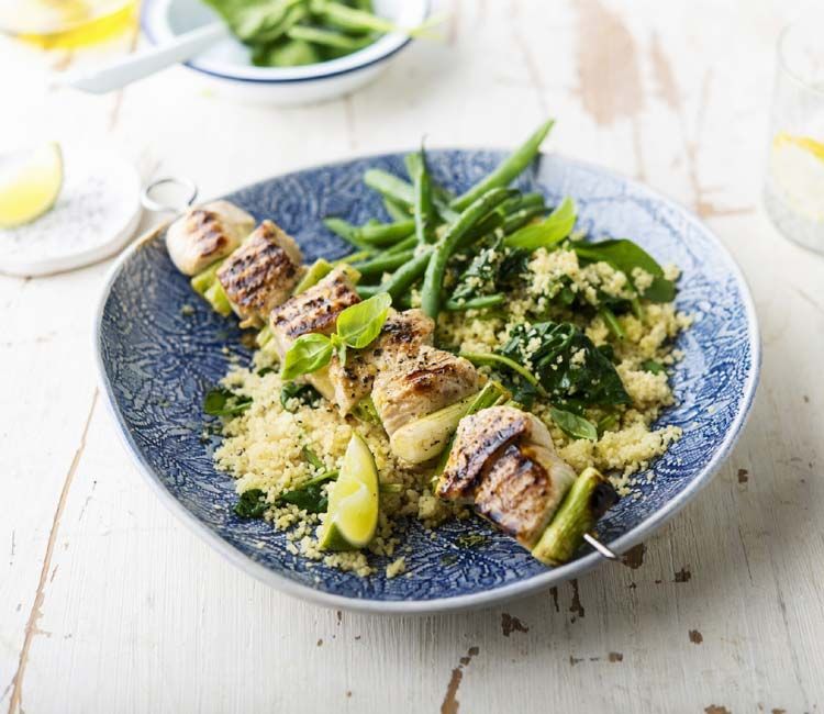 Brochetas de pavo con cuscús, judías y espinacas