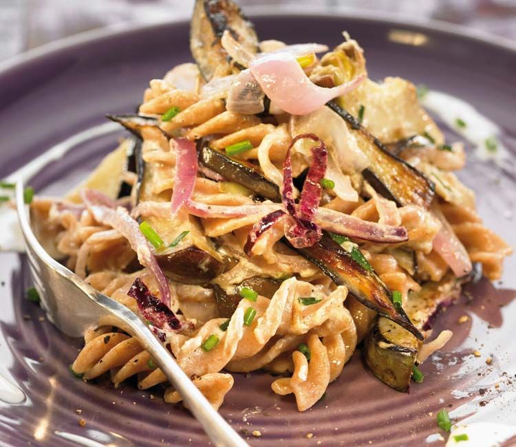 Pasta integral con berenjena y alcachofa