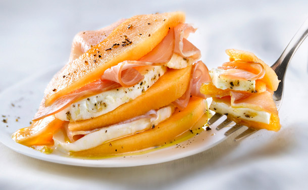 'Milhojas' de melón, mozzarella y bacon 'Milhojas' de melón, mozzarella y bacon