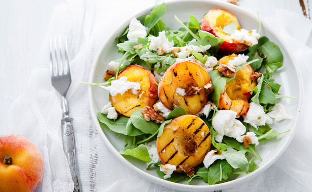 Ensalada de melocotones asados y burrata Ensalada de melocotones asados y burrata