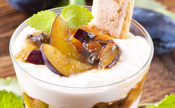 Postre de ciruelas, yogur y bizcocho Postre de ciruelas, yogur y bizcocho