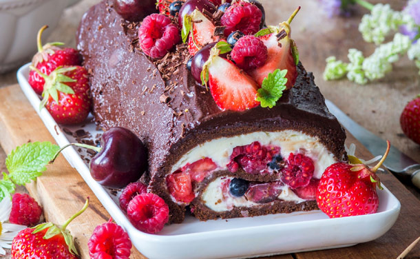 Tronco de chocolate con nata y frutos rojos Tronco de chocolate con nata y frutos rojos