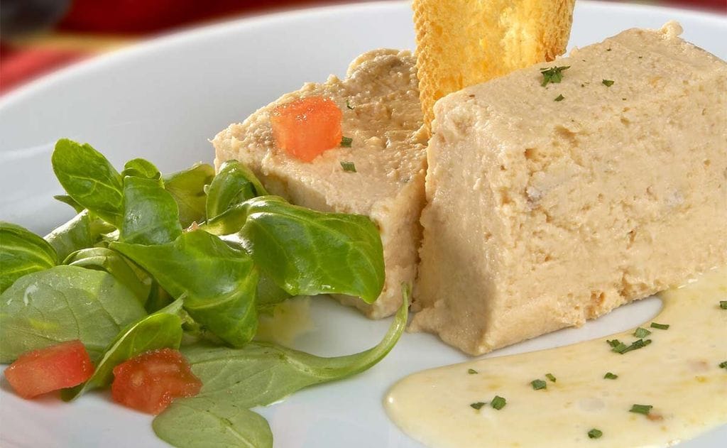 Pastel de pescado con mayonesa