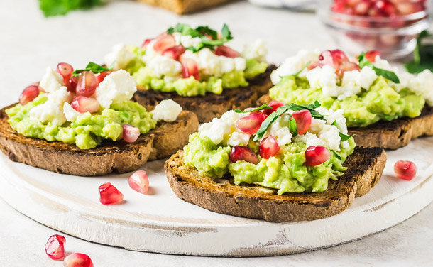 Tostadas de guacamole con feta y granada Tostadas de guacamole con feta y granada
