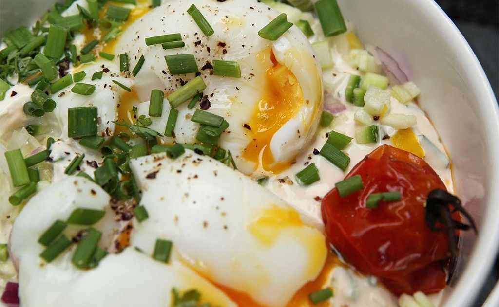 Huevos 'mollet' con tomatitos asados y trufa negra