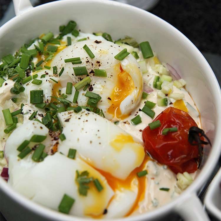 Huevos 'mollet' con tomatitos asados y trufa negra Huevos 'mollet' con tomatitos asados y trufa negra
