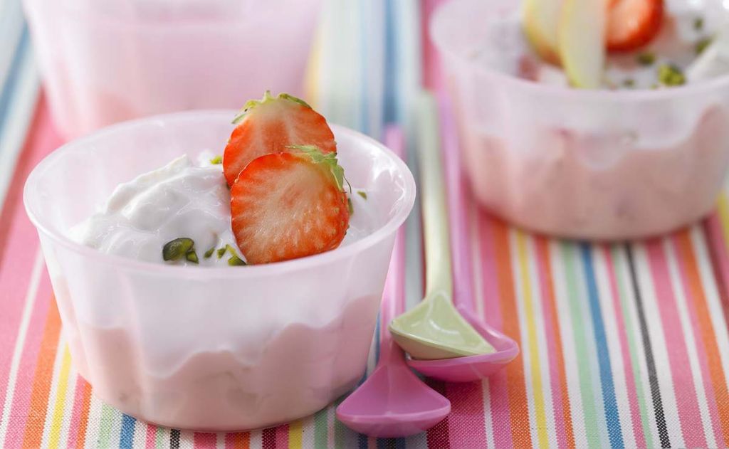 'Quark' con fresas y pistachos