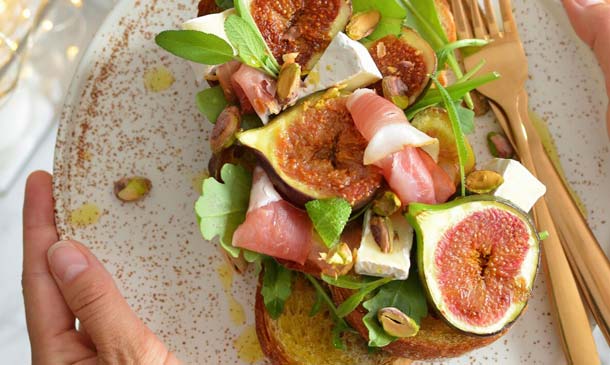 Tostadas con higos, queso fresco y jamón de Parma Tostadas con higos, queso fresco y jamón de Parma