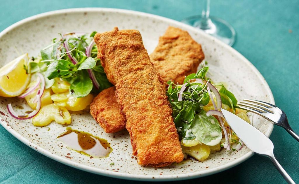 Lomos de carpa empanada con patata cocida y ensalada
