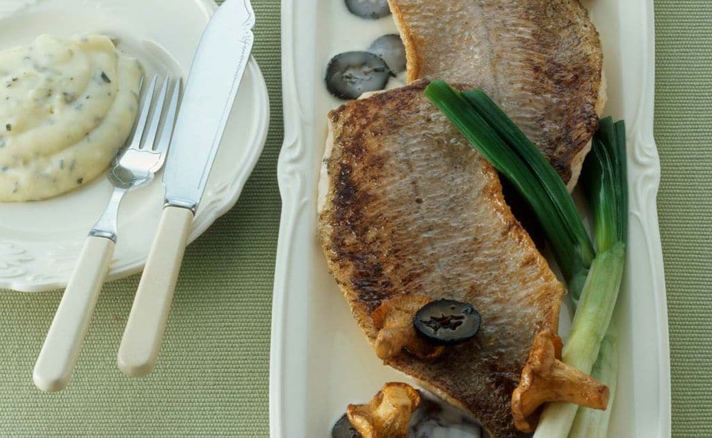 Filetes de barbo frito con puré de patata a las finas hierbas