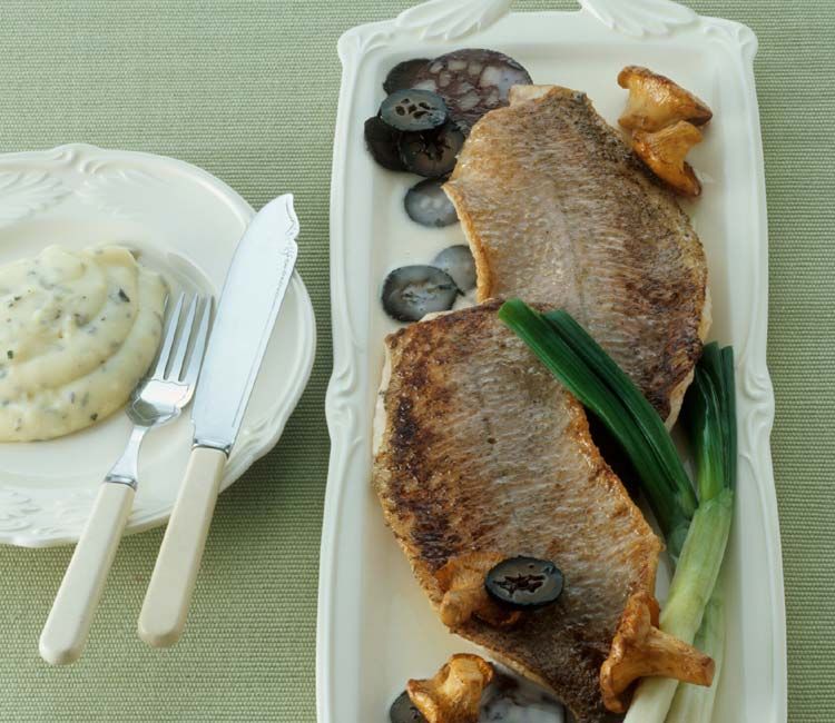 Filetes de barbo frito con puré de patata a las finas hierbas Filetes de barbo frito con puré de patata a las finas hierbas