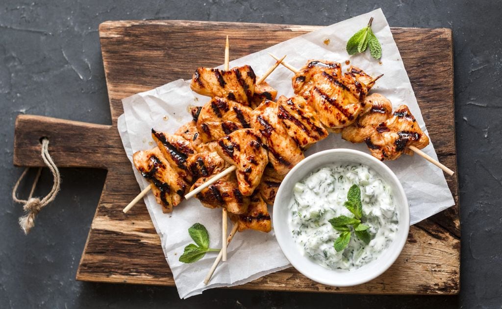 Brochetas de pollo con salsa 'tzatziki'