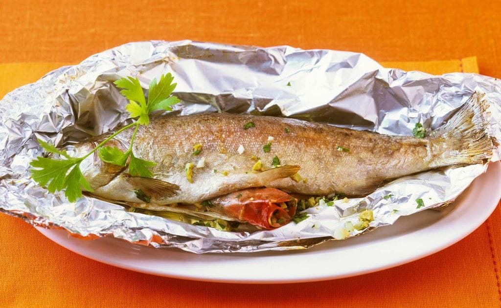 Trucha en papillote rellena de jamón y pistachos
