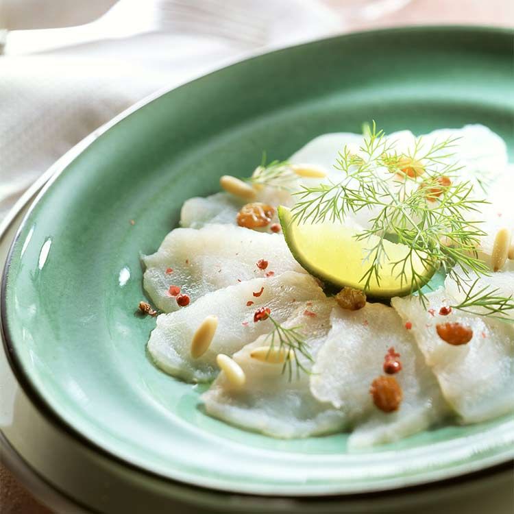 Carpaccio de esturión con pasas y piñones Carpaccio de esturión con pasas y piñones