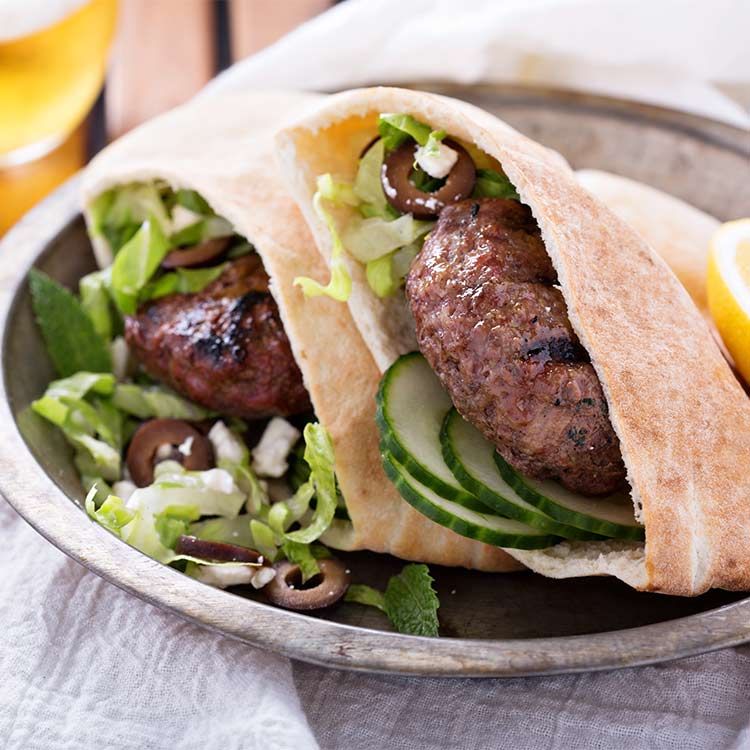 Pitas rellenas de filetes rusos de cordero y queso feta Pitas rellenas de filetes rusos de cordero y queso feta