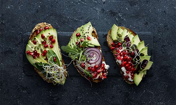 Tostadas de aguacate con granada y pipas de calabaza