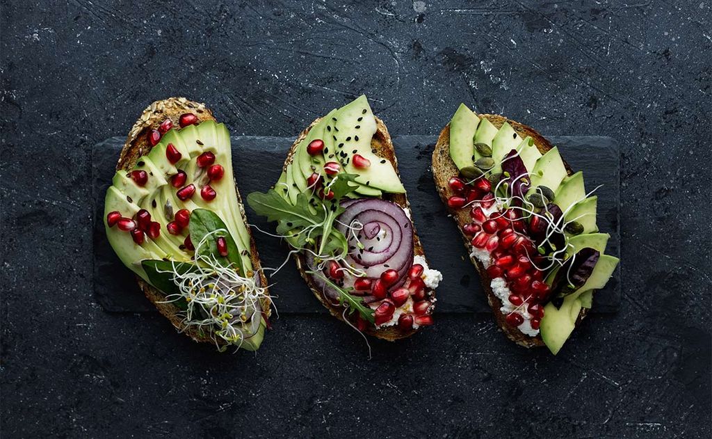 Tostadas de aguacate con granada y pipas de calabaza