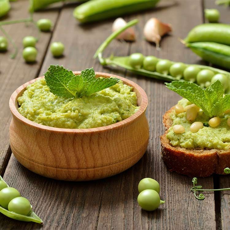Puré de guisantes a la menta con piñones Puré de guisantes a la menta con piñones