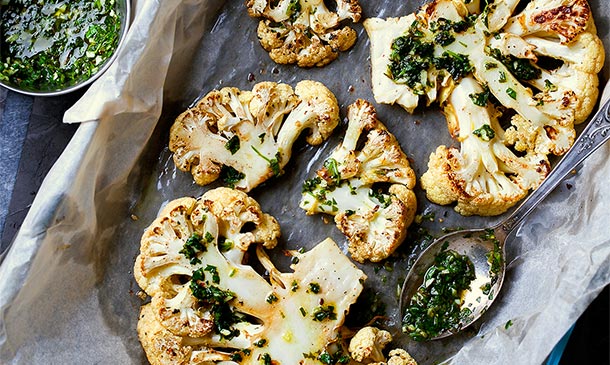 'Steaks' de coliflor con chimichurri de lima y cilantro